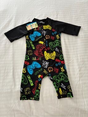 Kids 4/5T Black Gamer Print Long-Sleeve Rash Guard Swimsuit 50 spf